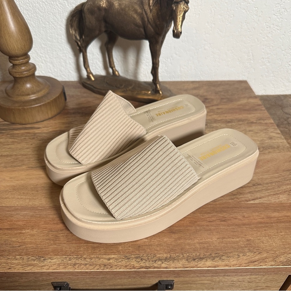Cushionaire Textured Slide Platform Mules in Beige Size 9